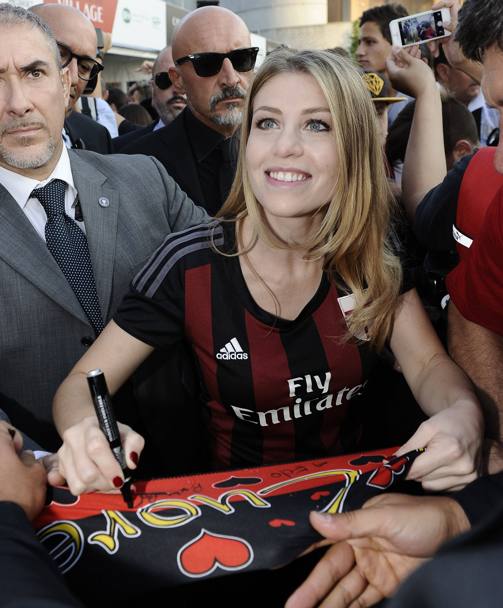 La supertifosa Barbara Berlusconi dispensa autografi e sorrisi ai supporter milanisti (Olycom)